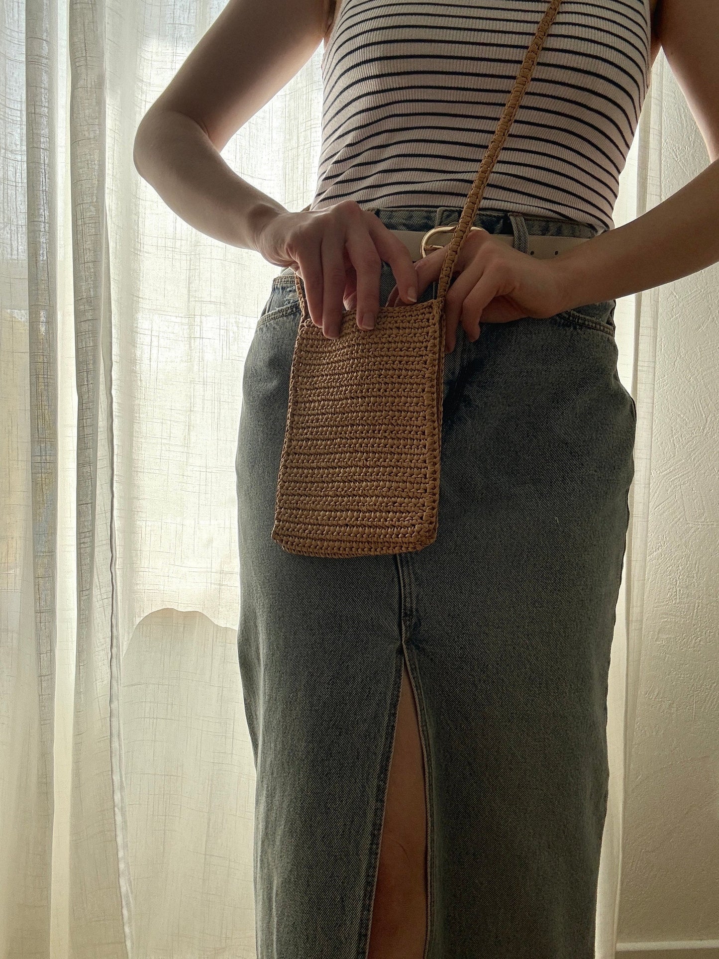 Handwoven Raffia Phone Crossbody Bag for Women, Minimalist Summer Straw Shoulder Purse with Leather Trim, Lightweight Vacation Pouch