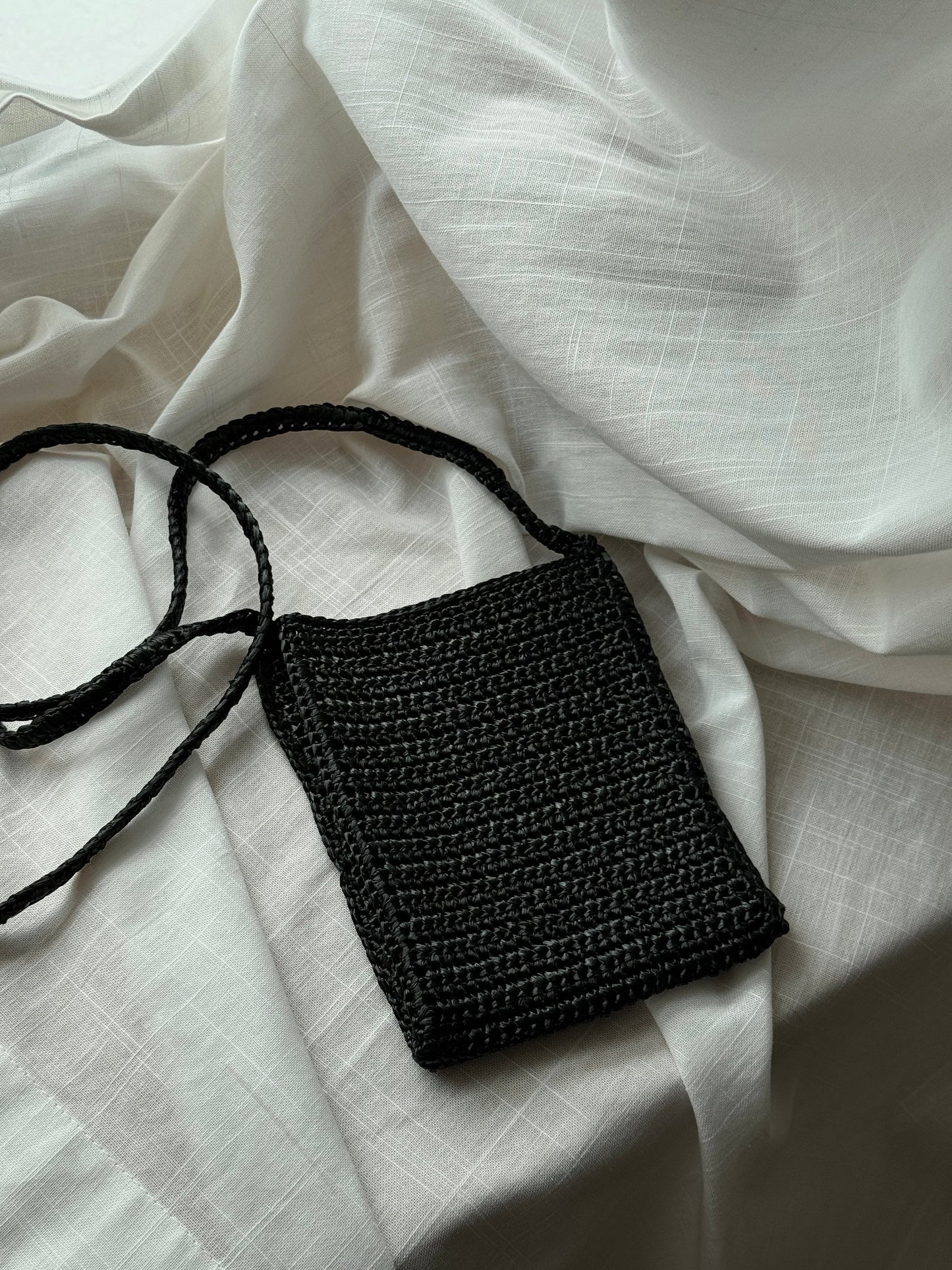 Handwoven Raffia Phone Crossbody Bag for Women, Minimalist Summer Straw Shoulder Purse with Leather Trim, Lightweight Vacation Pouch