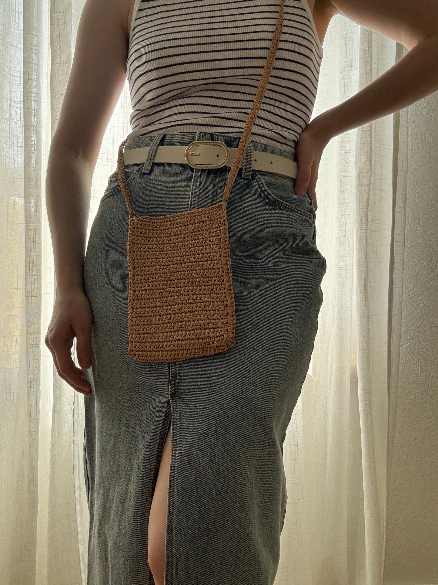 Handwoven Raffia Phone Crossbody Bag for Women, Minimalist Summer Straw Shoulder Purse with Leather Trim, Lightweight Vacation Pouch